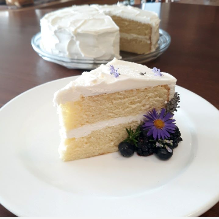 a photo of a frosted white cake